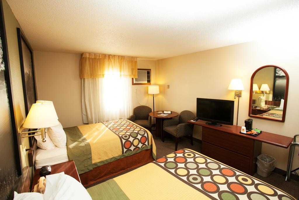 Hotel Super 8 By Wyndham Fairmont Zewnętrze zdjęcie